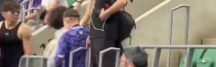 星空体育官网下载-离谱！记者晒视频：有山东球迷进入津门虎球迷区，被轰走后还挑衅