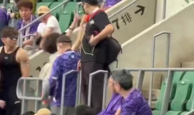 星空体育官网下载-离谱！记者晒视频：有山东球迷进入津门虎球迷区，被轰走后还挑衅