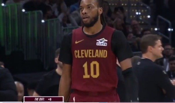 星空体育官网入口-张弓搭箭！加兰半场前最后一攻 虚晃后三分压哨灯亮球进！