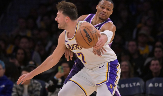 星空体育官网-三分8对17怎么赢！东詹两个引擎燃尽了 三分和防守成为湖人生死线