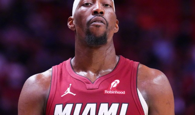 阿德巴约生涯几乎没有硬核荣誉，狂刷83分是唯一青史留名的机会！